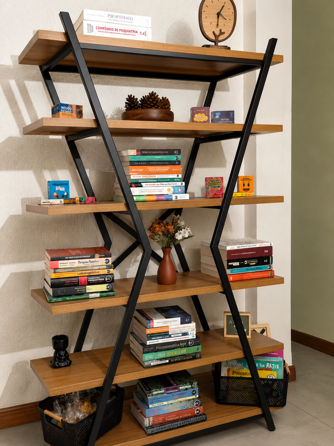 Estante com livros de psicologia, psiquiatria e materiais clínicos da Desatar