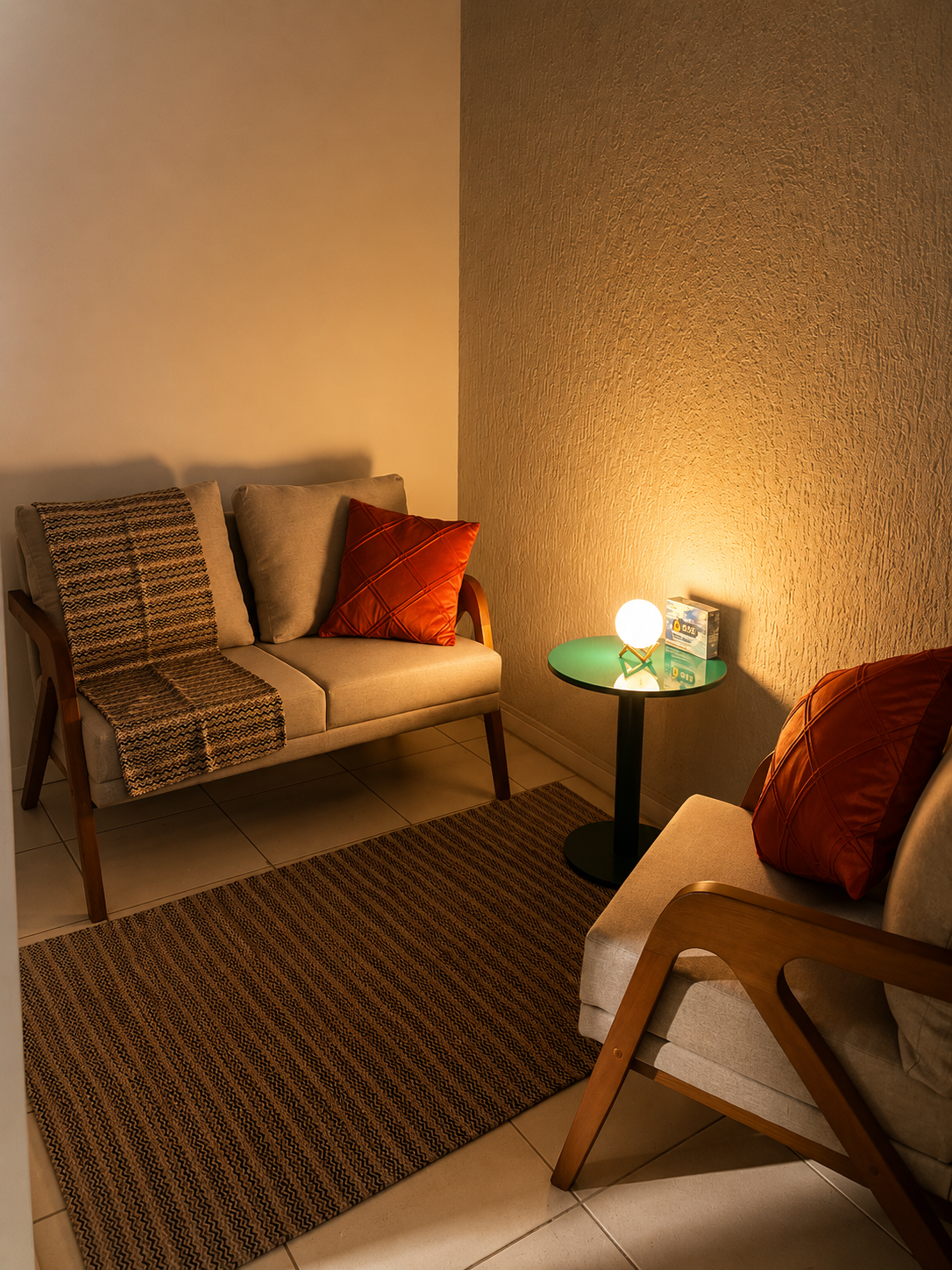 Sala de espera aconchegante da Clínica Desatar com sofá, luminária e tapete